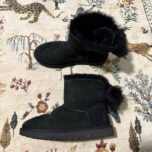 UGG BAILEY HERITAGE BOW BLACK SUEDE SHEEPSKIN MINI BOOTS SIZE US 9
